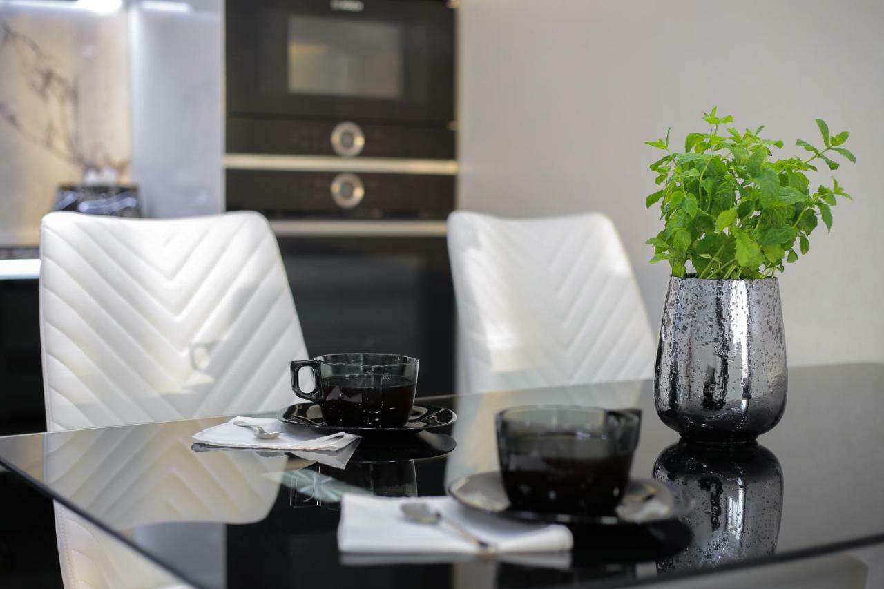 Black&White Apartment In Smart Plaza Kiev Extérieur photo