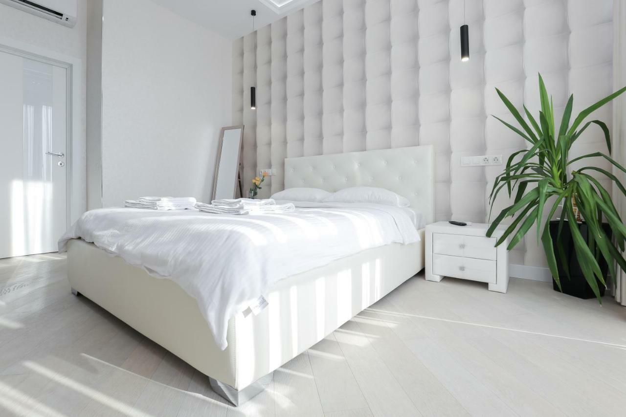 Black&White Apartment In Smart Plaza Kiev Extérieur photo