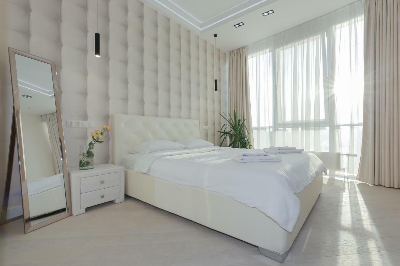 Black&White Apartment In Smart Plaza Kiev Extérieur photo