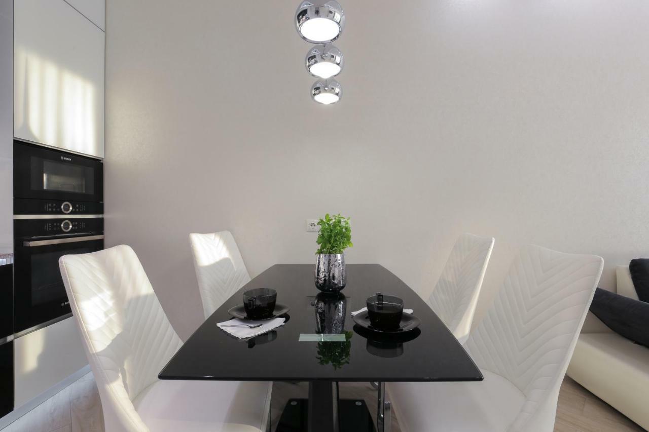 Black&White Apartment In Smart Plaza Kiev Extérieur photo